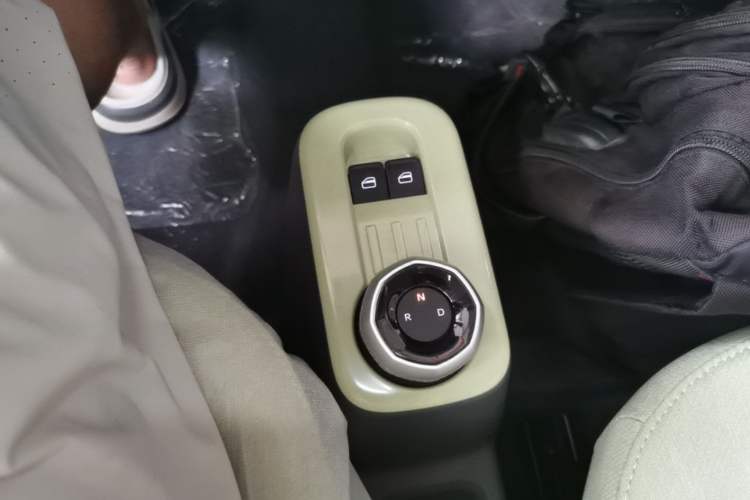 Used Geely Galaxy Panda 2024 Panda Mini 200km Endurance Bear Gear Lever
