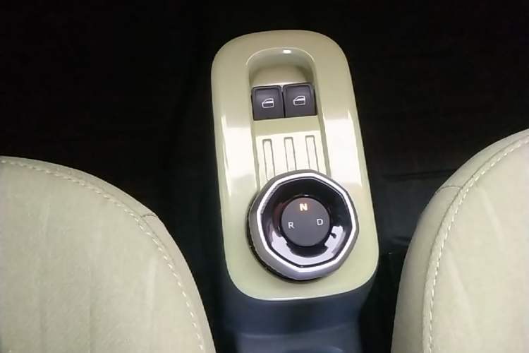 Used Geely Galaxy Panda 2024 Panda Mini 200km Endurance Bear Gear Lever