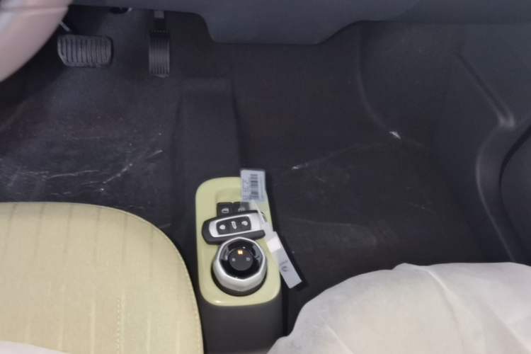Used Geely Galaxy Panda 2024 Panda Mini 200km Endurance Bear Gear Lever