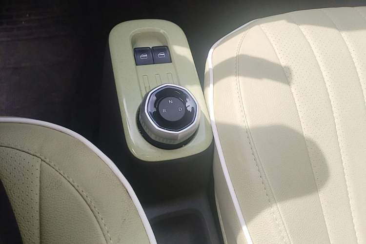 Used Geely Galaxy Panda 2024 Panda Mini 200km Endurance Bear Gear Lever