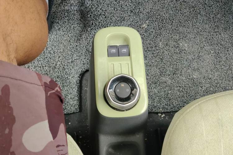 Used Geely Galaxy Panda 2024 Panda Mini 200km Endurance Bear Gear Lever