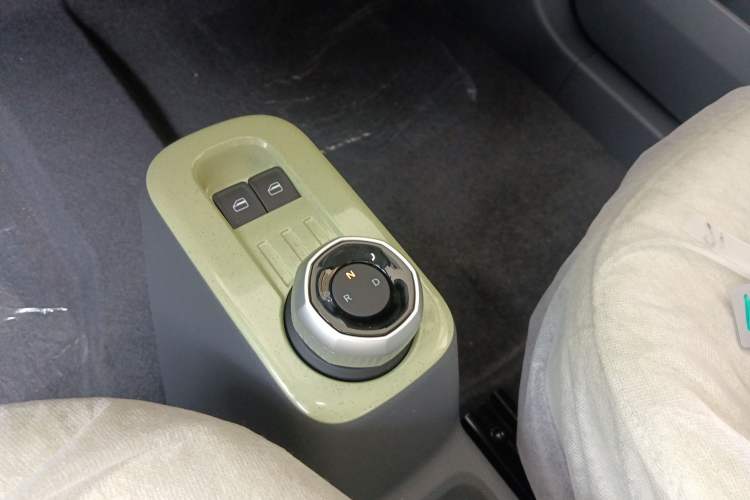 Used Geely Galaxy Panda 2024 Panda Mini 200km Endurance Bear Gear Lever