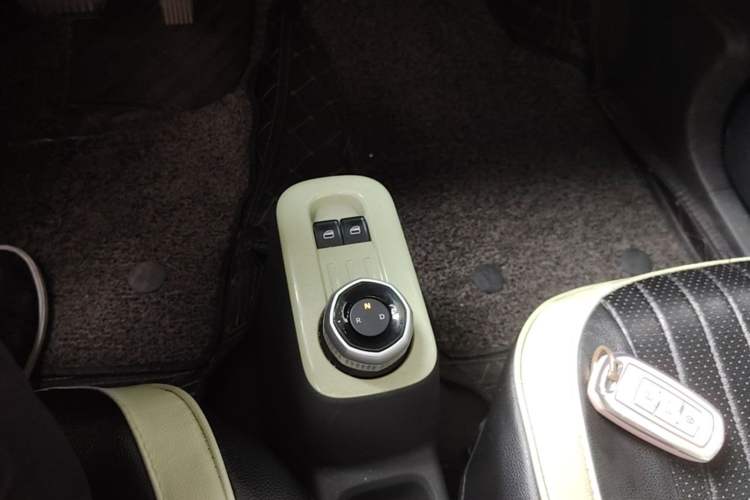 Used Geely Galaxy Panda 2024 Panda Mini 200km Endurance Bear Gear Lever