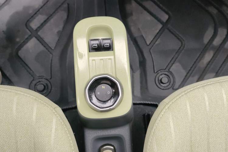 Used Geely Galaxy Panda 2024 Panda Mini 200km Endurance Bear Gear Lever