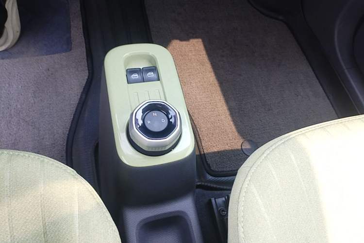 Used Geely Galaxy Panda 2024 Panda Mini 200km Endurance Bear Gear Lever