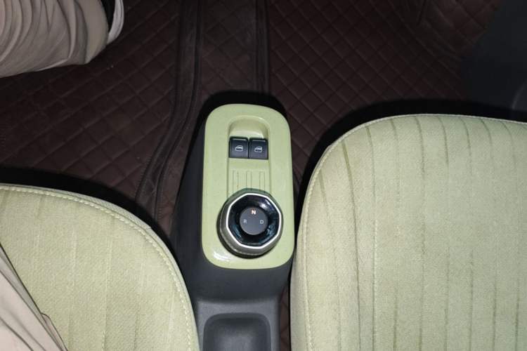 Used Geely Galaxy Panda 2024 Panda Mini 200km Endurance Bear Gear Lever