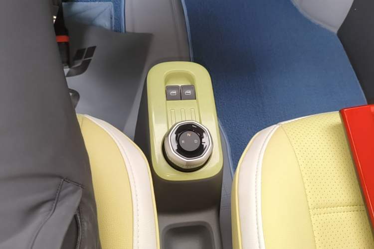 Used Geely Galaxy Panda 2024 Panda Mini 200km Endurance Bear Gear Lever