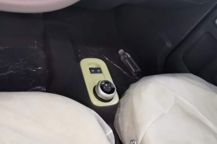 Used Geely Galaxy Panda 2024 Panda Mini 200km Endurance Bear Gear Lever