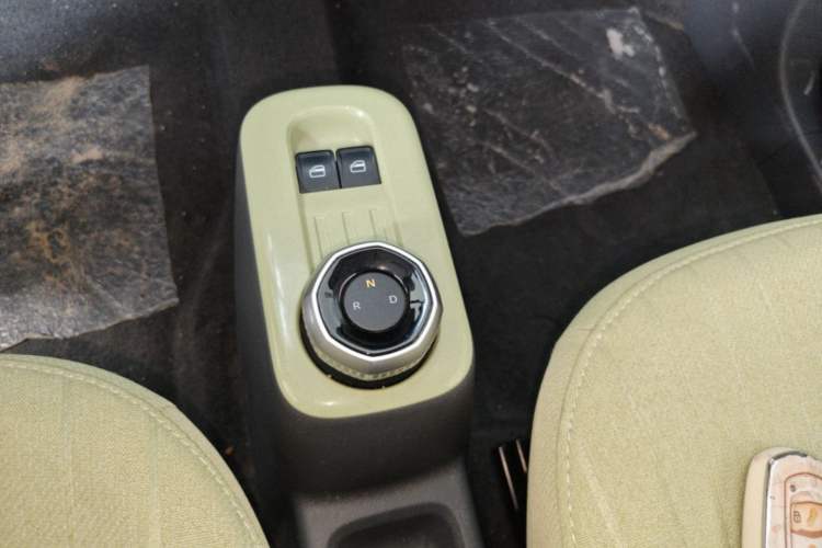 Used Geely Galaxy Panda 2024 Panda Mini 200km Endurance Bear Gear Lever