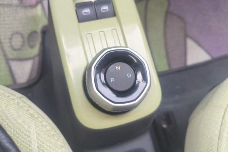 Used Geely Galaxy Panda 2024 Panda Mini 200km Endurance Bear Gear Lever