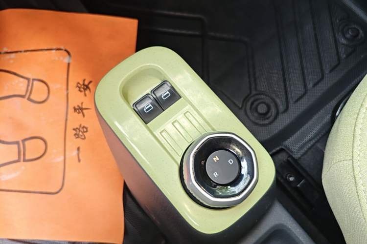 Used Geely Galaxy Panda 2024 Panda Mini 200km Endurance Bear Gear Lever