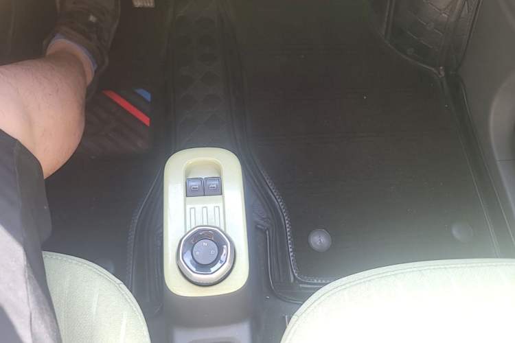 Used Geely Galaxy Panda 2024 Panda Mini 200km Endurance Bear Gear Lever