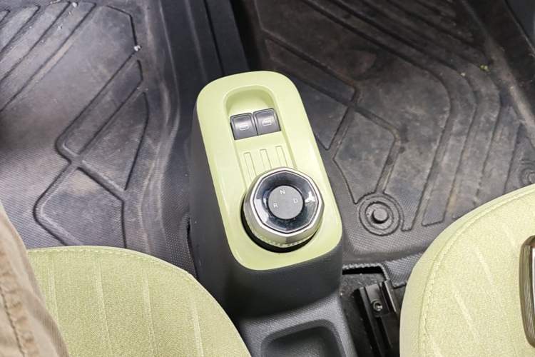 Used Geely Galaxy Panda 2024 Panda Mini 200km Endurance Bear Gear Lever