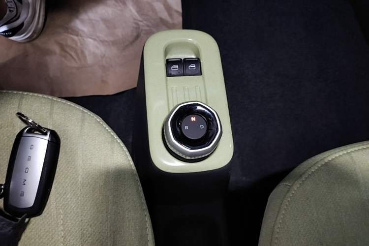 Used Geely Galaxy Panda 2024 Panda Mini 200km Endurance Bear Gear Lever