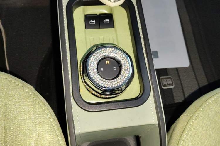 Used Geely Galaxy Panda 2024 Panda Mini 200km Endurance Bear Gear Lever