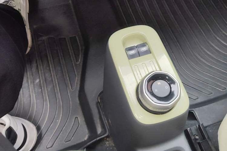 Used Geely Galaxy Panda 2024 Panda Mini 200km Endurance Bear Gear Lever