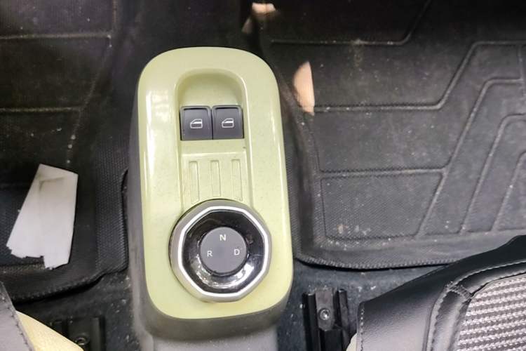 Used Geely Galaxy Panda 2024 Panda Mini 200km Endurance Bear Gear Lever