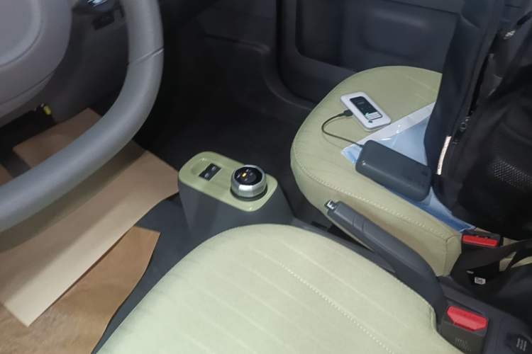 Used Geely Galaxy Panda 2024 Panda Mini 200km Endurance Bear Gear Lever