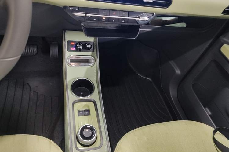 Used Geely Galaxy Panda 2024 Panda Mini 200km Endurance Bear Gear Lever