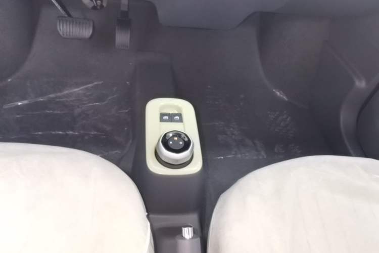Used Geely Galaxy Panda 2024 Panda Mini 200km Endurance Bear Gear Lever