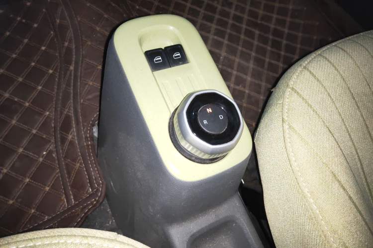 Used Geely Galaxy Panda 2024 Panda Mini 200km Endurance Bear Gear Lever