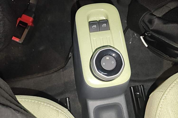 Used Geely Galaxy Panda 2024 Panda Mini 200km Endurance Bear Gear Lever