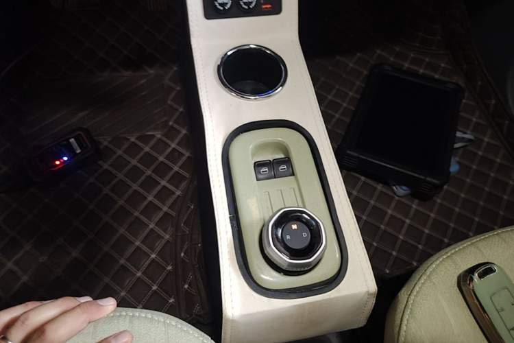 Used Geely Galaxy Panda 2024 Panda Mini 200km Endurance Bear Gear Lever