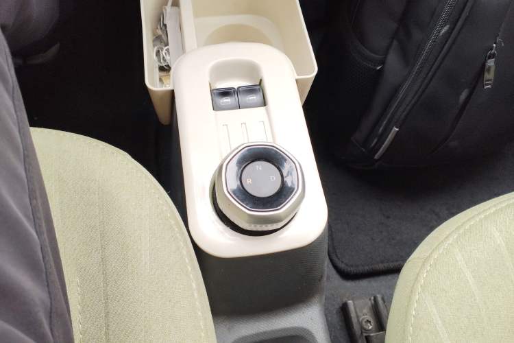 Used Geely Galaxy Panda 2024 Panda Mini 200km Endurance Bear Gear Lever