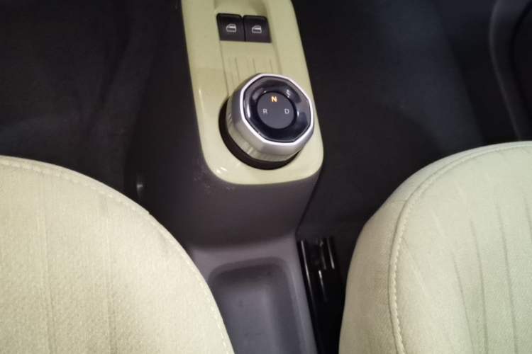 Used Geely Galaxy Panda 2024 Panda Mini 200km Endurance Bear Gear Lever
