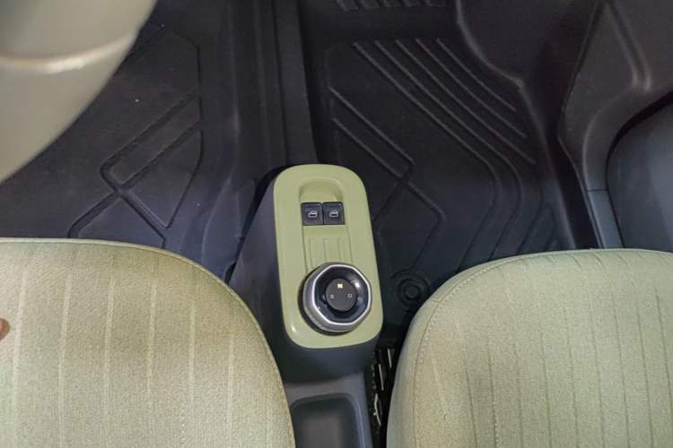Used Geely Galaxy Panda 2024 Panda Mini 200km Endurance Bear Gear Lever