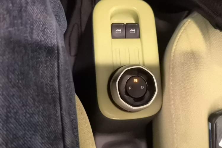 Used Geely Galaxy Panda 2024 Panda Mini 200km Endurance Bear Gear Lever