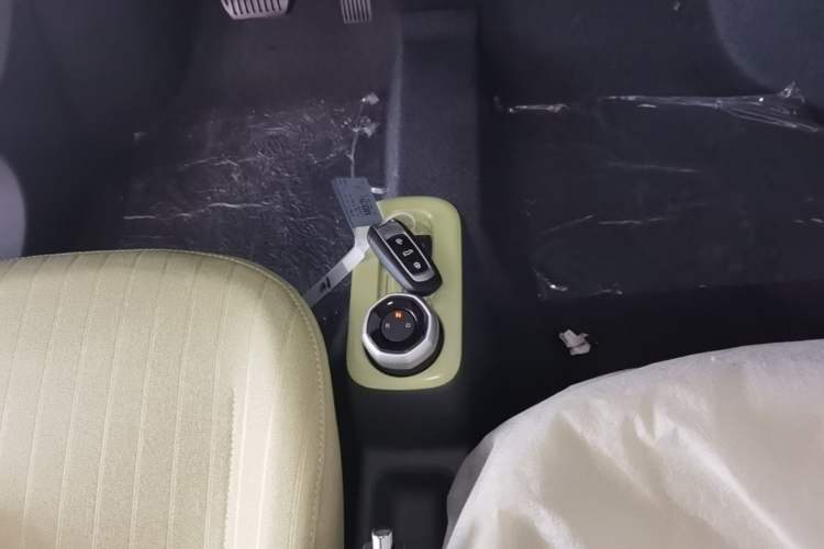 Used Geely Galaxy Panda 2024 Panda Mini 200km Endurance Bear Gear Lever