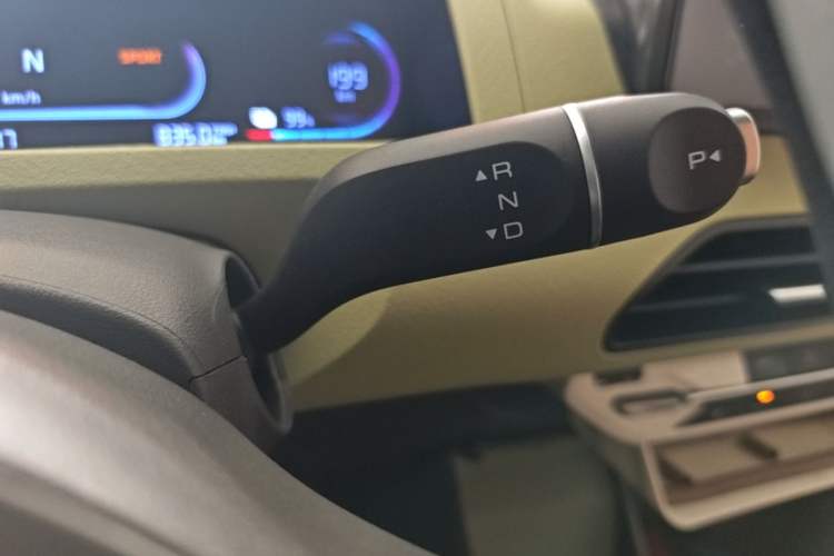 Used Geely Galaxy Panda 2024 Panda Mini 200km Endurance Bear Gear Lever
