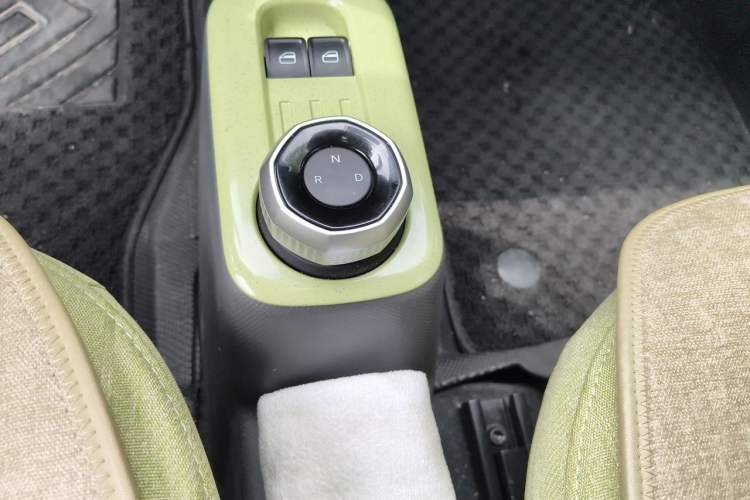 Used Geely Galaxy Panda 2024 Panda Mini 200km Endurance Bear Gear Lever