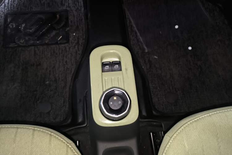 Used Geely Galaxy Panda 2024 Panda Mini 200km Endurance Bear Gear Lever