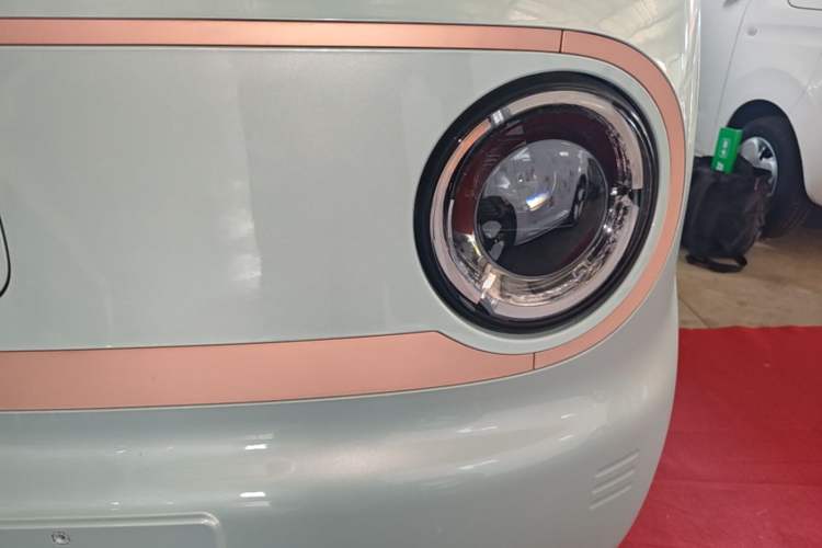 Used Geely Galaxy Panda 2024 Panda Mini 200km Endurance Bear Left Front Headlight