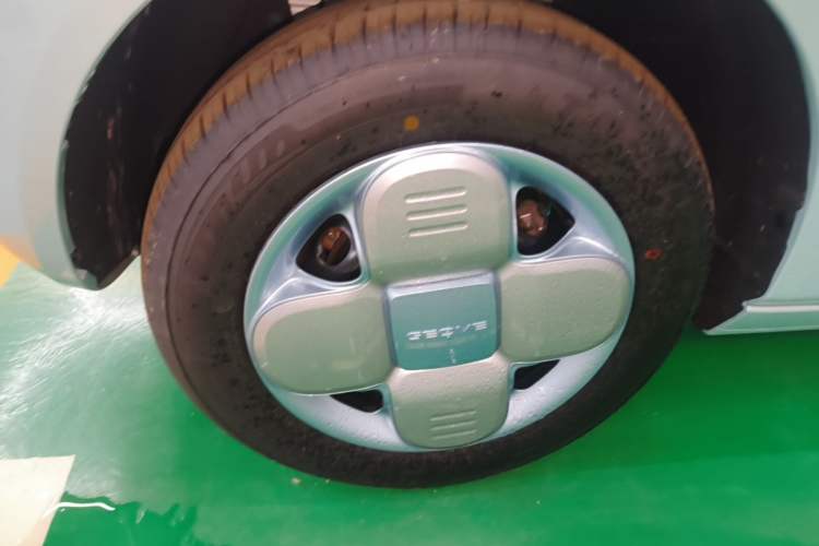 Used Geely Galaxy Panda 2024 Panda Mini 200km Longteng PRO Edition Left Front Wheel Hub