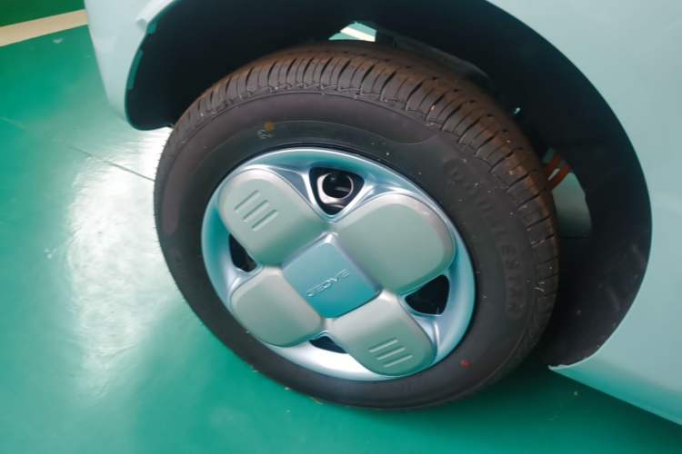 Used Geely Galaxy Panda 2024 Panda Mini 200km Longteng PRO Edition Right Rear Wheel Hub