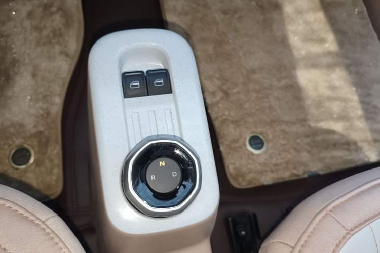 Used Geely Galaxy Panda 2024 Panda Mini 200km Endurance Bear Gear Lever