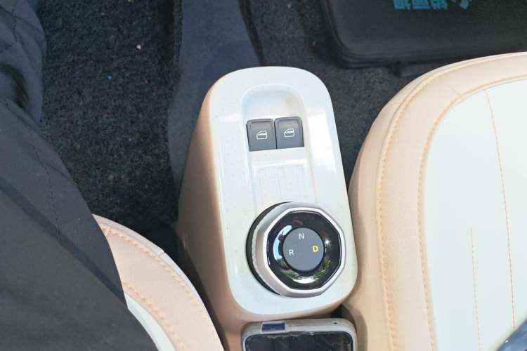 Used Geely Galaxy Panda 2024 Panda Mini 200km Endurance Bear Gear Lever