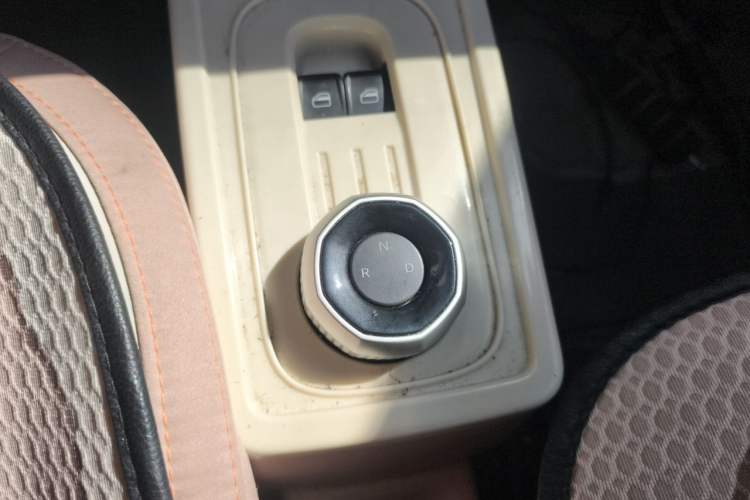 Used Geely Galaxy Panda 2024 Panda Mini 200km Endurance Bear Gear Lever
