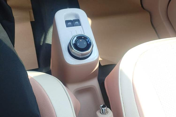 Used Geely Galaxy Panda 2024 Panda Mini 200km Endurance Bear Gear Lever