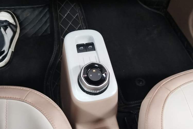 Used Geely Galaxy Panda 2024 Panda Mini 200km Endurance Bear Gear Lever