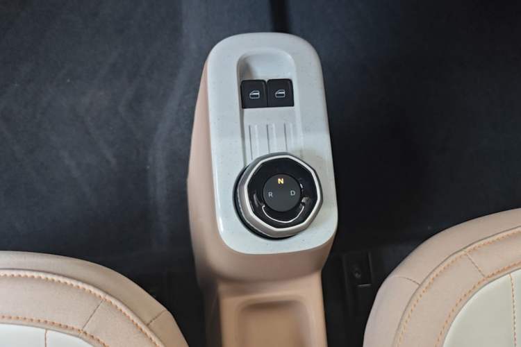 Used Geely Galaxy Panda 2024 Panda Mini 200km Endurance Bear Gear Lever