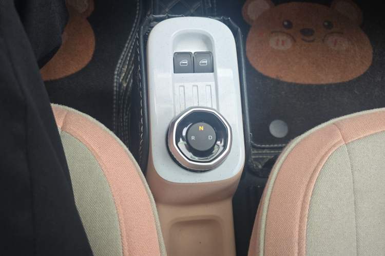 Used Geely Galaxy Panda 2024 Panda Mini 200km Endurance Bear Gear Lever