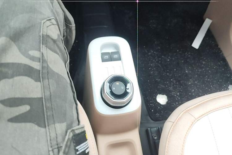 Used Geely Galaxy Panda 2024 Panda Mini 200km Endurance Bear Gear Lever