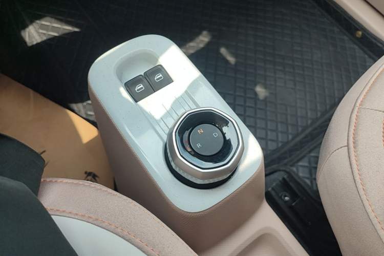 Used Geely Galaxy Panda 2024 Panda Mini 200km Endurance Bear Gear Lever