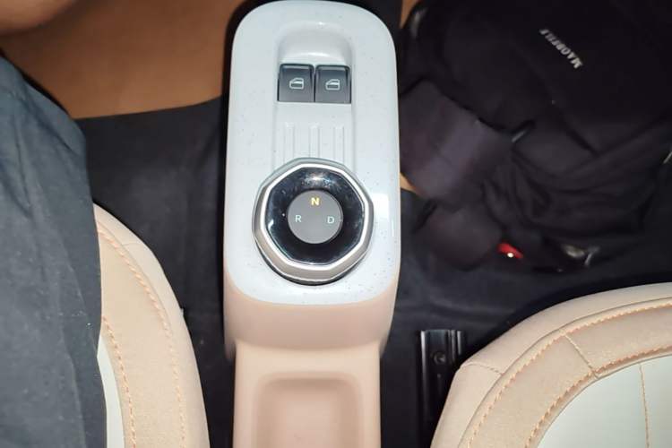 Used Geely Galaxy Panda 2024 Panda Mini 200km Endurance Bear Gear Lever