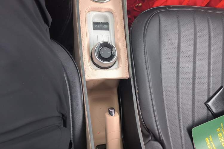 Used Geely Galaxy Panda 2024 Panda Mini 200km Endurance Bear Gear Lever