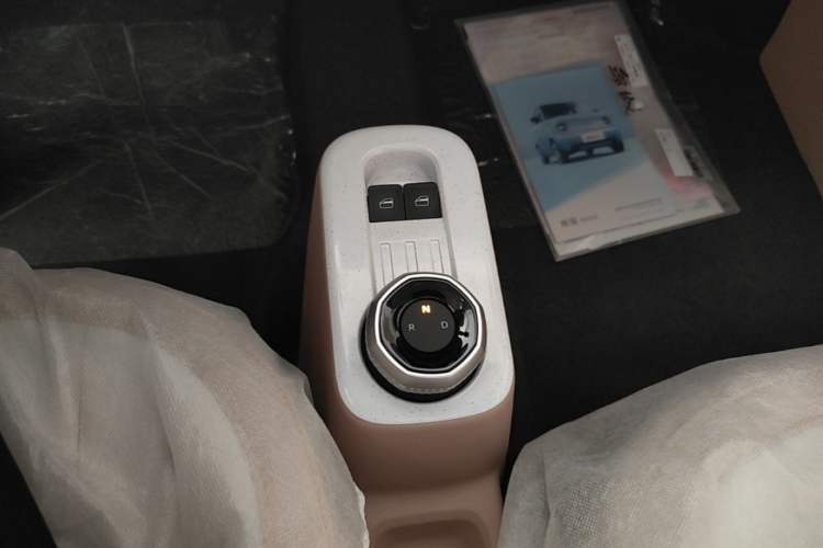 Used Geely Galaxy Panda 2024 Panda Mini 200km Endurance Bear Gear Lever